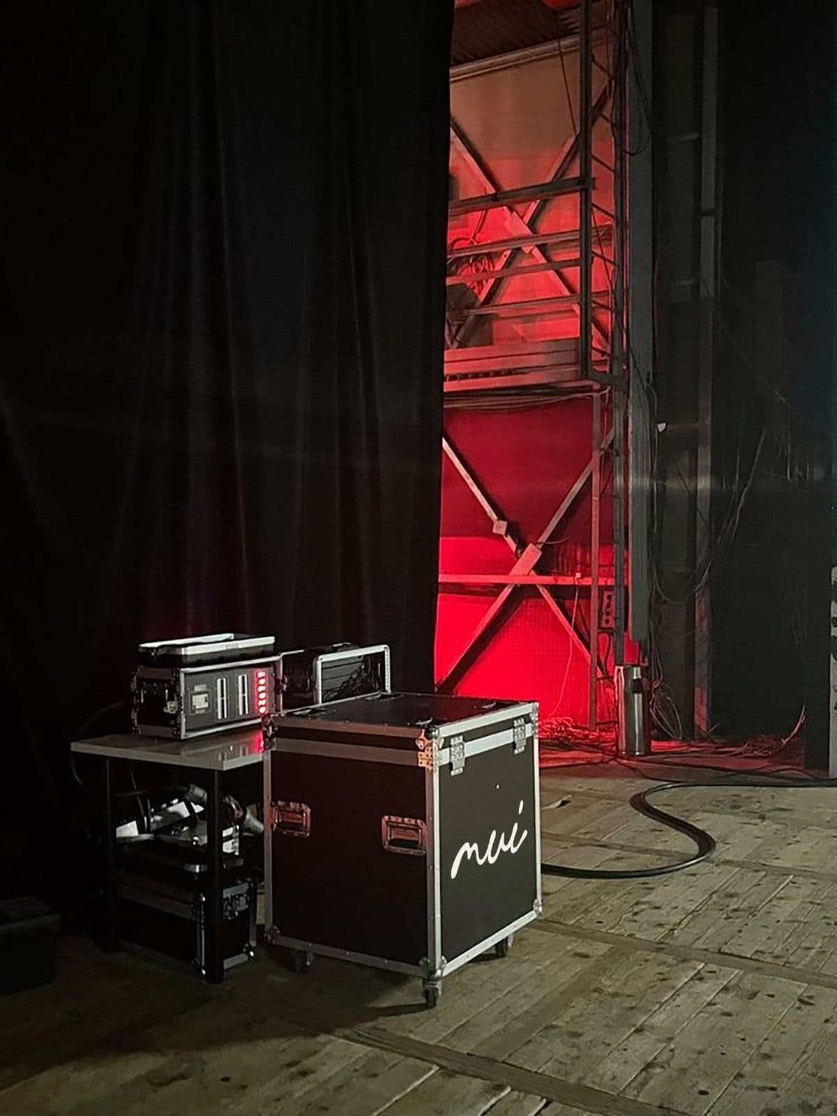 Flight case con el logotipo de MUI