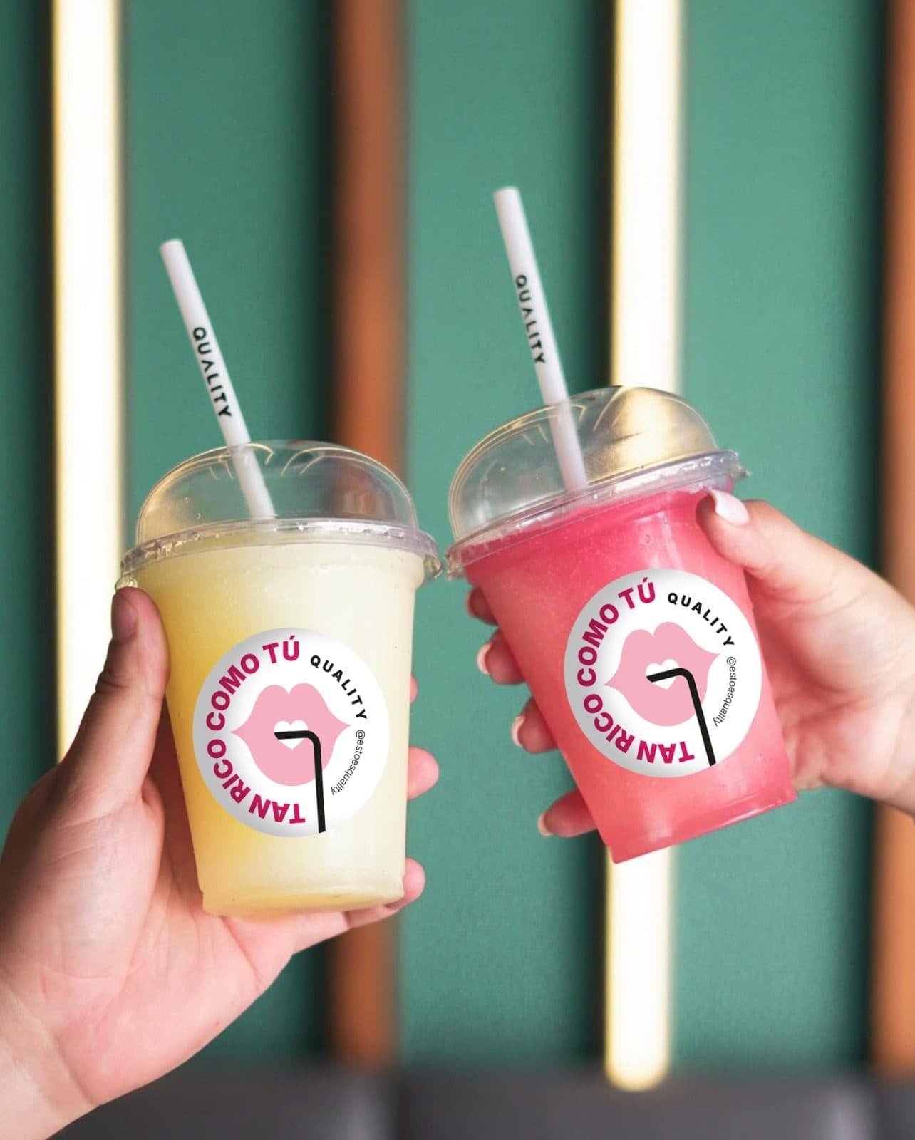 Vasos con la pegatina «Tan rico como tú»